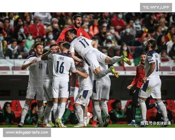 世界杯预选赛荷兰德容恩抢断后发动反击