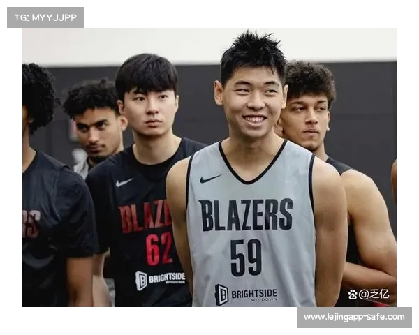 中国男篮集训队现场助威，崔永熙在马刺与开拓者之战中的精彩表现值得期待