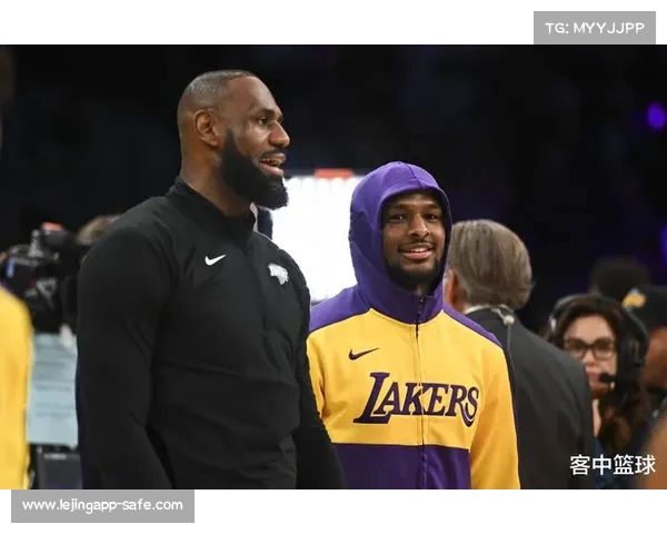 佩林卡到场监督！布朗尼身穿球衣亮相湖人试训全场对抗赛(布朗尼 nba)